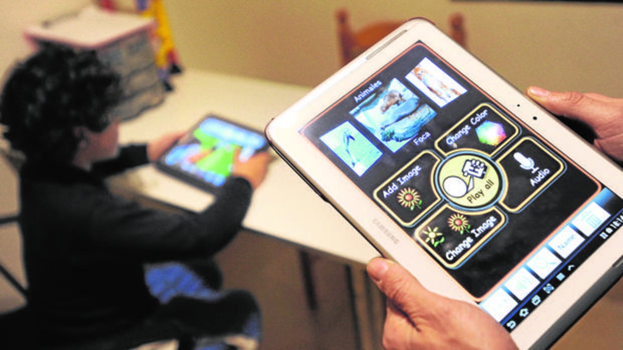 Un niño se educa a través de una tablet