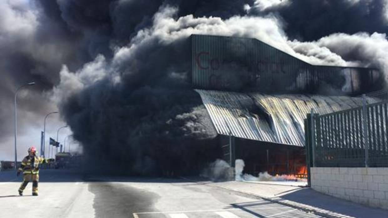 La nave industrial mientras trabajan los bomberos