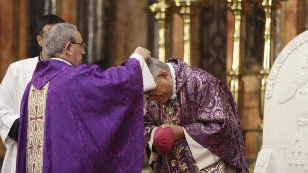 Monseñor Demetrio Fernández, durante la imposición de la ceniza, en la Catedral de Córdoba