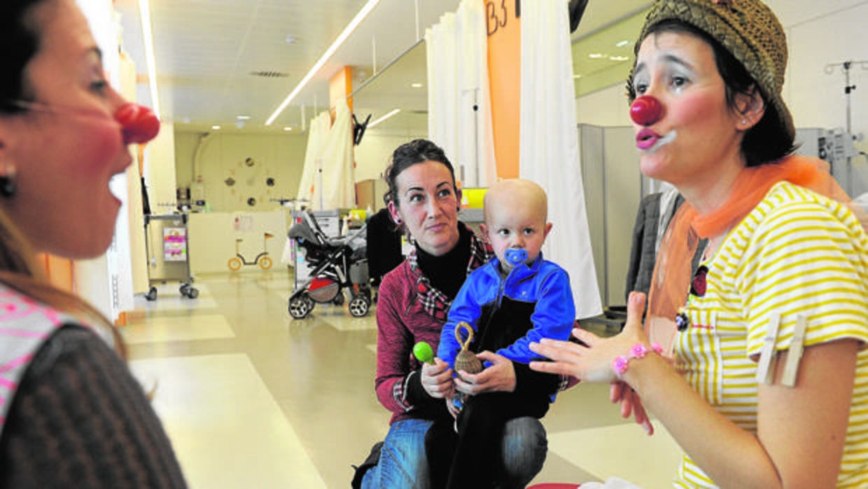 Dos animadoras en el área hospitalaria de oncología infantil