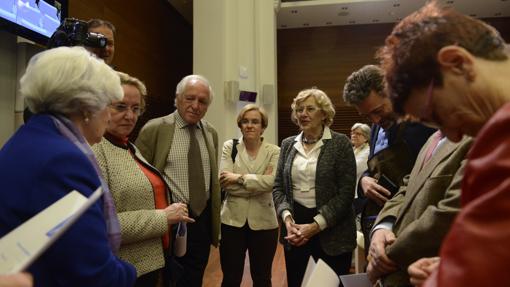 Manuela Carmena, con los miembros del Comisionado de Memoria Histórica de Madrid