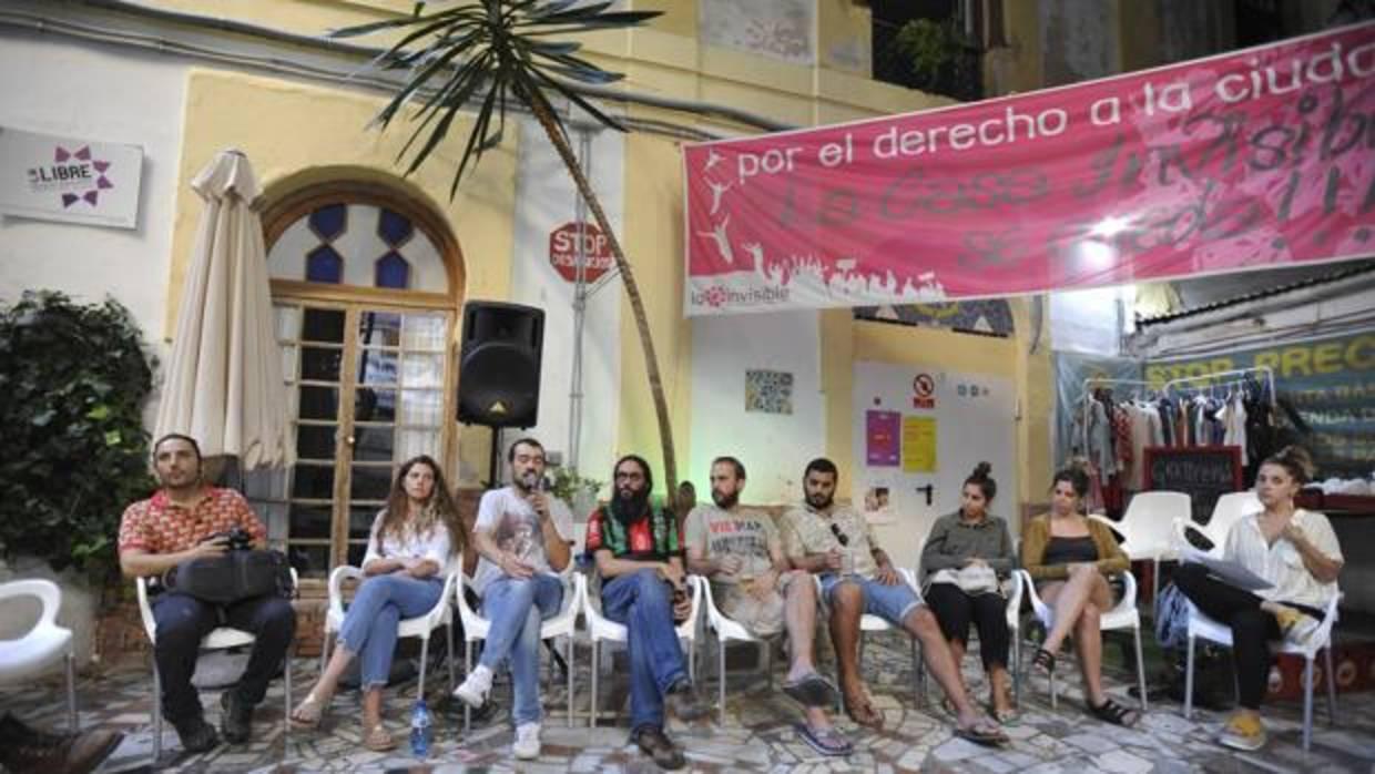 Miembros de La Invisible en el patio del palacio okupado en una rueda de prensa anterior