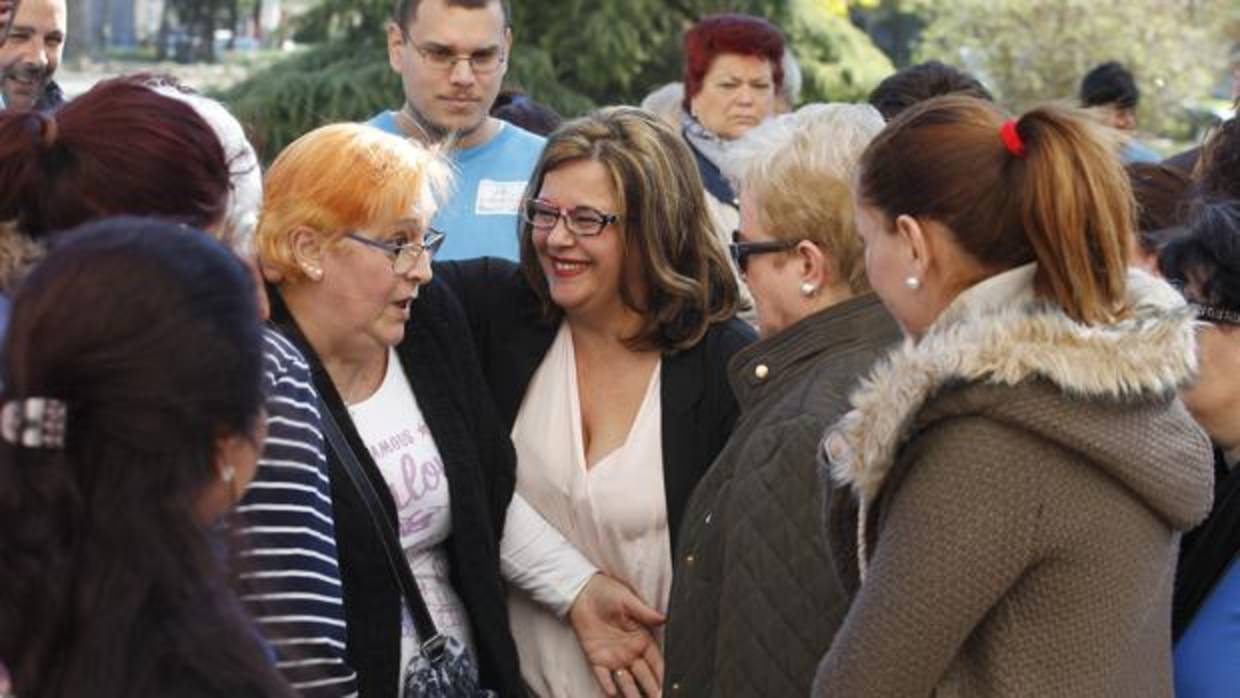 Ángeles Muñoz, en el centro, durante una declaración por las presuntas mordidas de la Fundación Guadalquivir Futuro