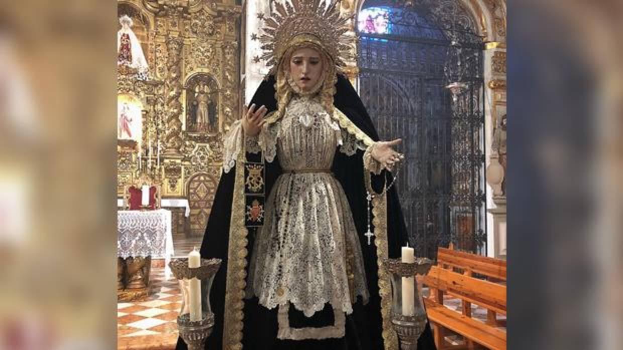 La Virgen de los Dolores vestida con el hábito servita