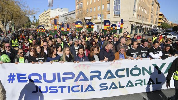 El Parlamento pide la equiparación salarial de policías, guardias civiles y agentes autonómicos