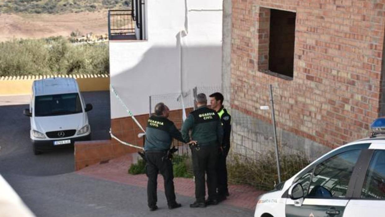 Agentes de la Guardia Civil en el domicilio de María Adela el pasado martes