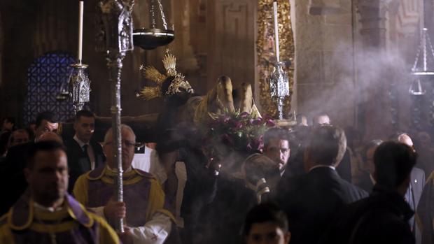 Solemnidad trinitaria en el Vía Crucis del Cristo de Gracia en Córdoba