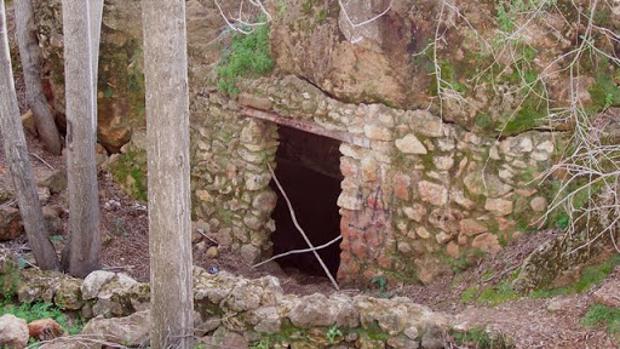 Huesos y calaveras en las catacumbas de La Arruzafa de Córdoba