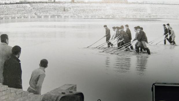 Más de medio siglo de la riada que casi tapa los ojos al Puente Romano de Córdoba