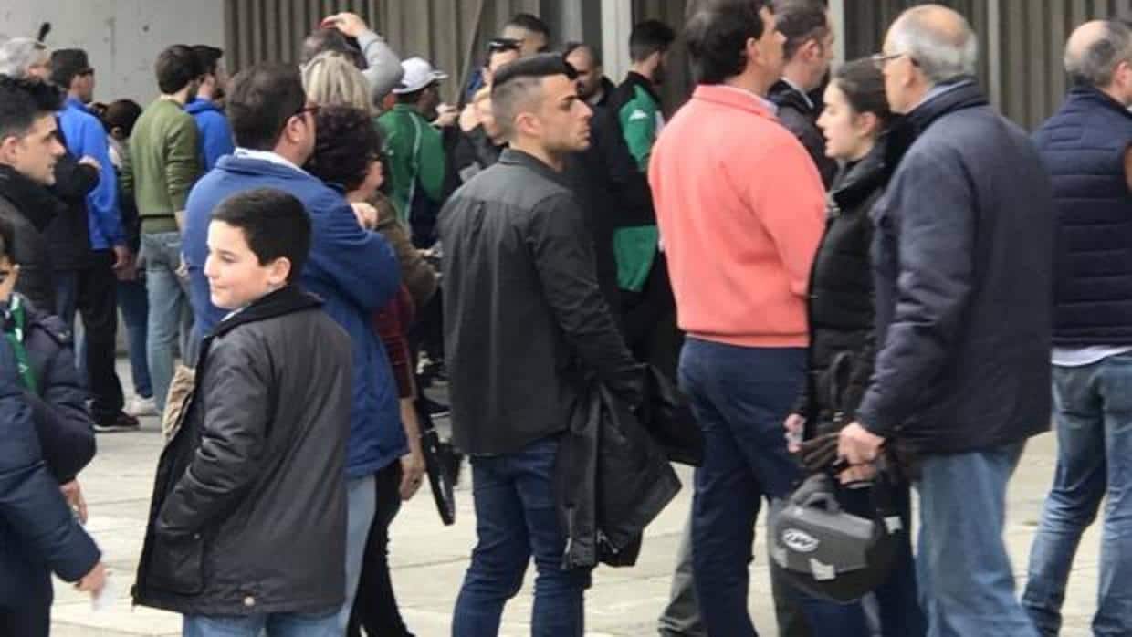 Jorge Romero hace cola para entrar a la Preferencia del estadio El Arcángel