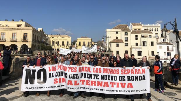 Más de 3.000 personas protestan por el corte del Puente Nuevo de Ronda