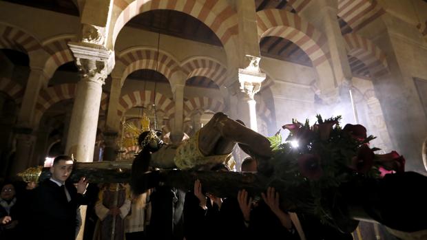 El Cristo de Gracia de Córdoba se hace aún más grande en la Catedral