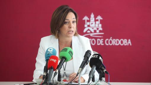 La alcaldesa de Córdoba, durante una comparecencia