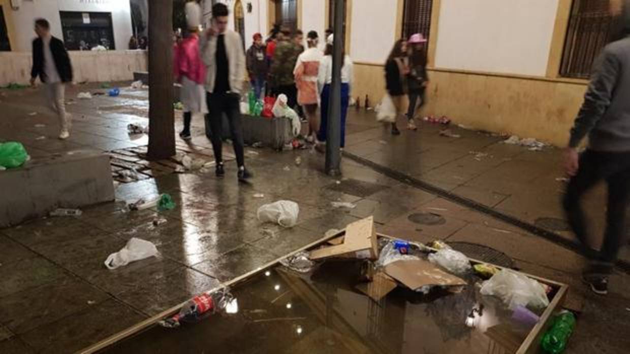 Imagen de la plaza Juan Bernier tras el botellón del sábado, 17 de febrero