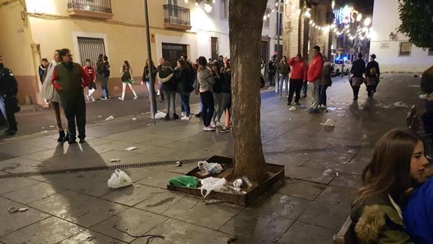 Los vecinos de Córdoba recuerdan que ya hubo botellón en el Carnaval de 2017