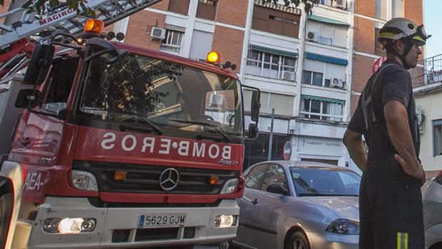 Nueve heridos en un incendio en un bloque de viviendas en la zona del Granadal de Córdoba