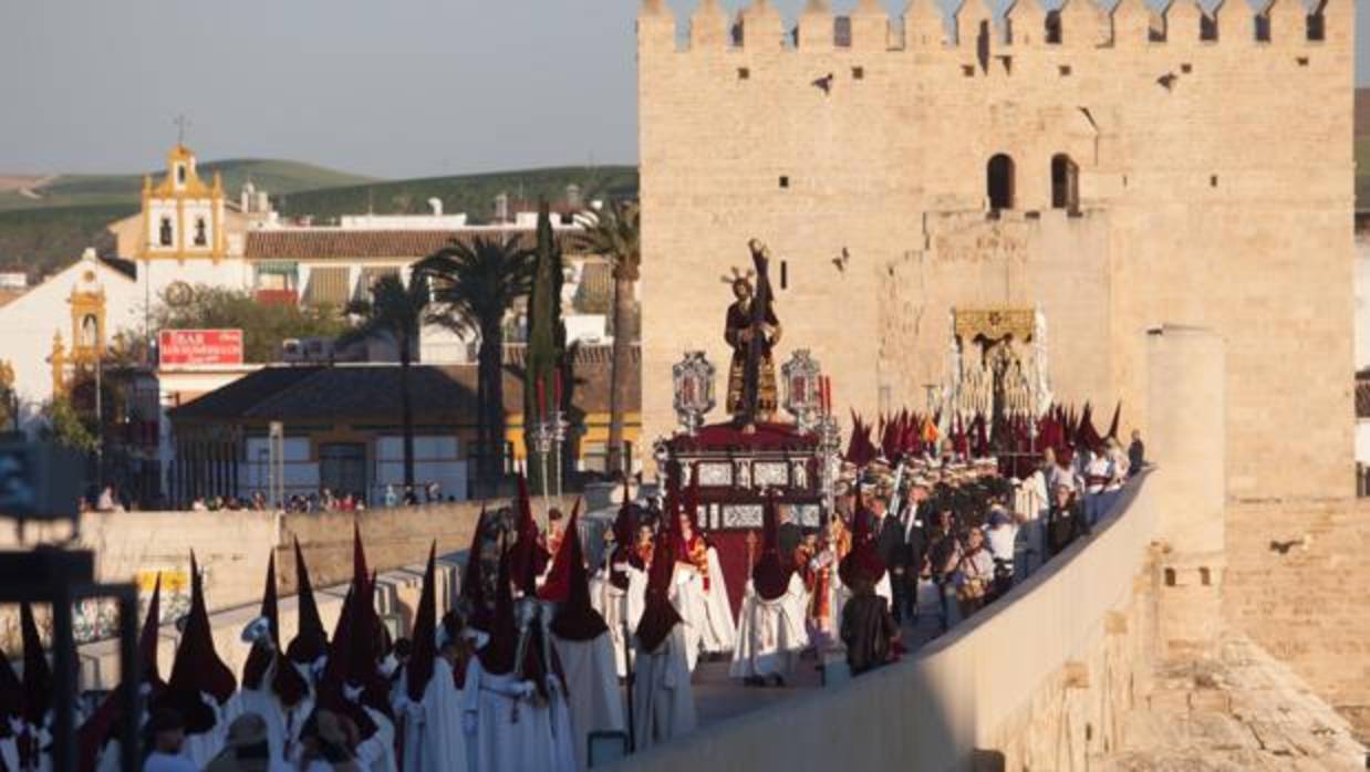 La cofradía de la Vera-Cruz, por el Puente Romano de Córdoba en 2017