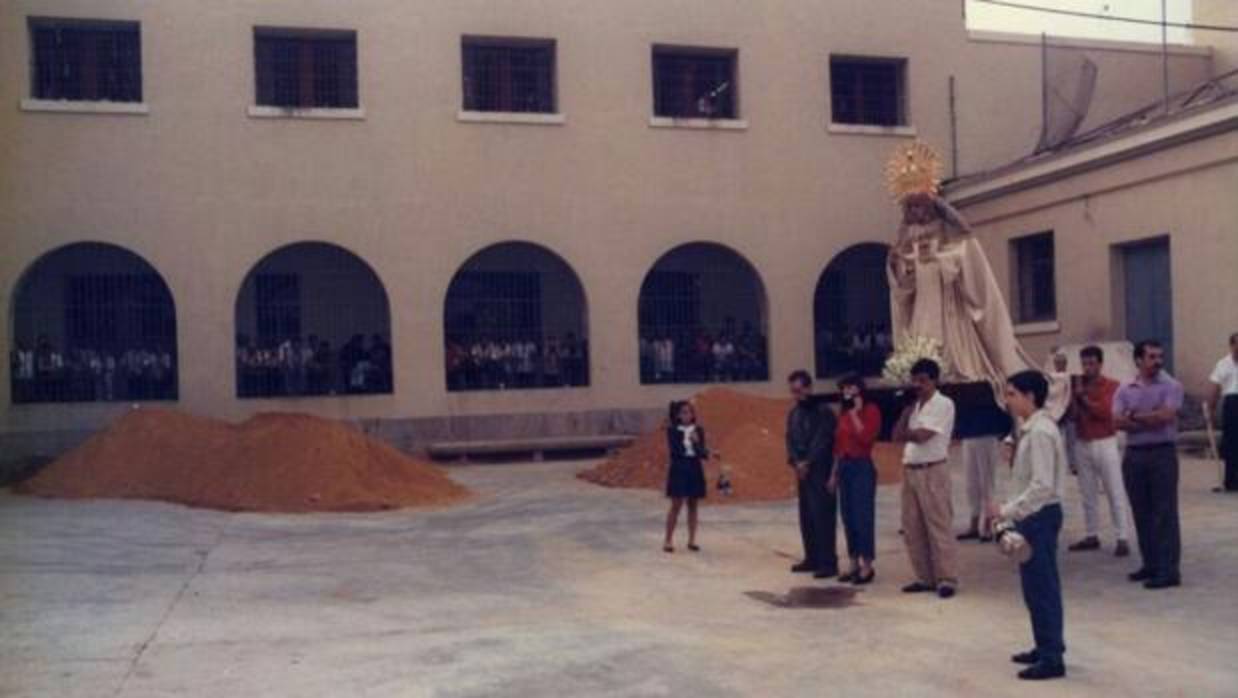 La Virgen de la Merced, a hombros de presos, en el patio del antiguo centro penitenciario de Córdoba