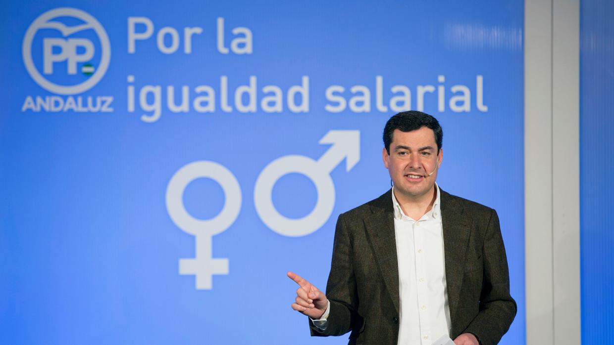 Juanma Moreno rodeado de mujeres del PP en Málaga