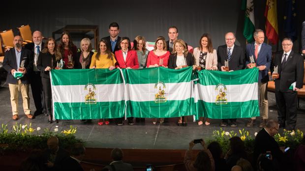 Trece colectivos de Córdoba reciben la Bandera de Andalucía con motivo del 28-F