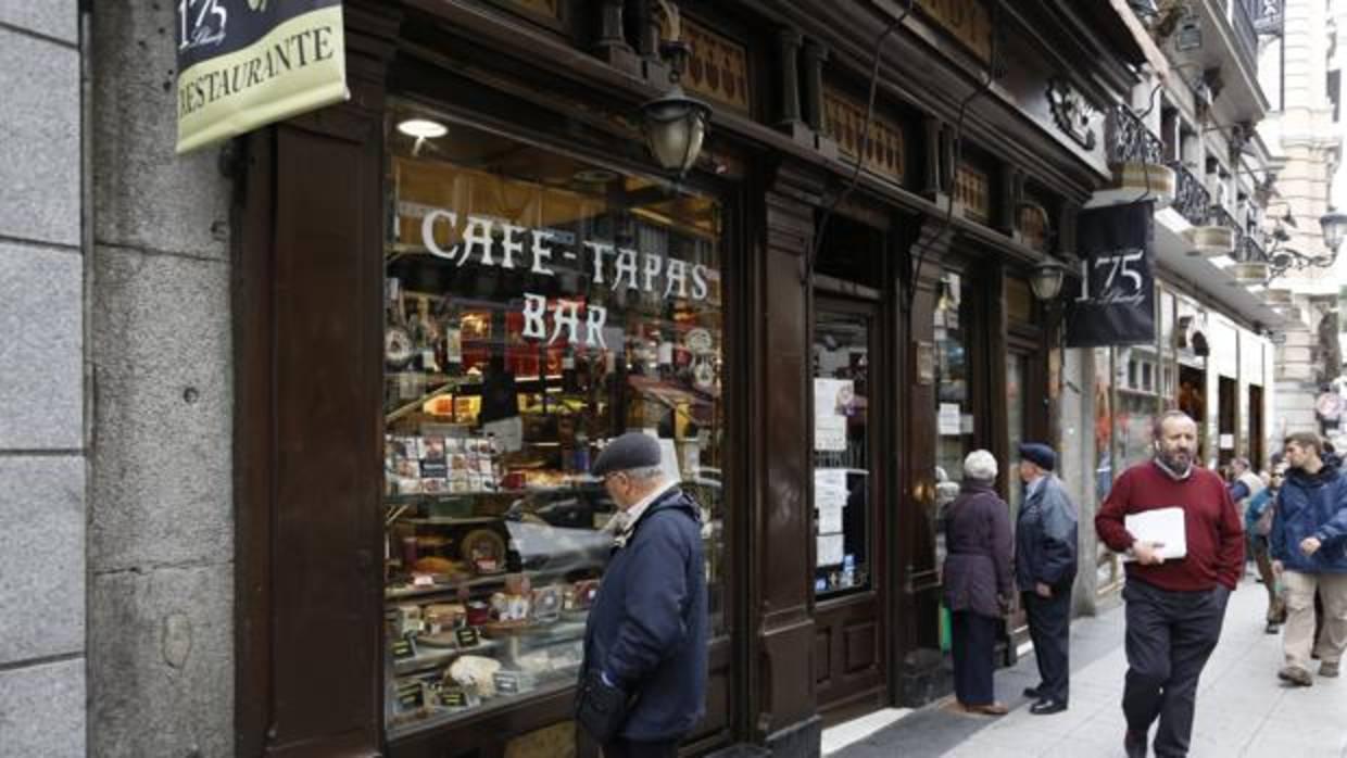 Fachada de Lhardy, el restaurante madrileño