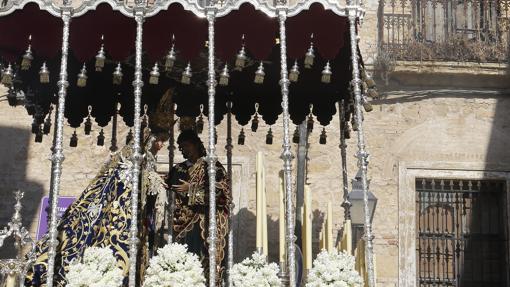 La Reina de los Ángeles con el manto azul