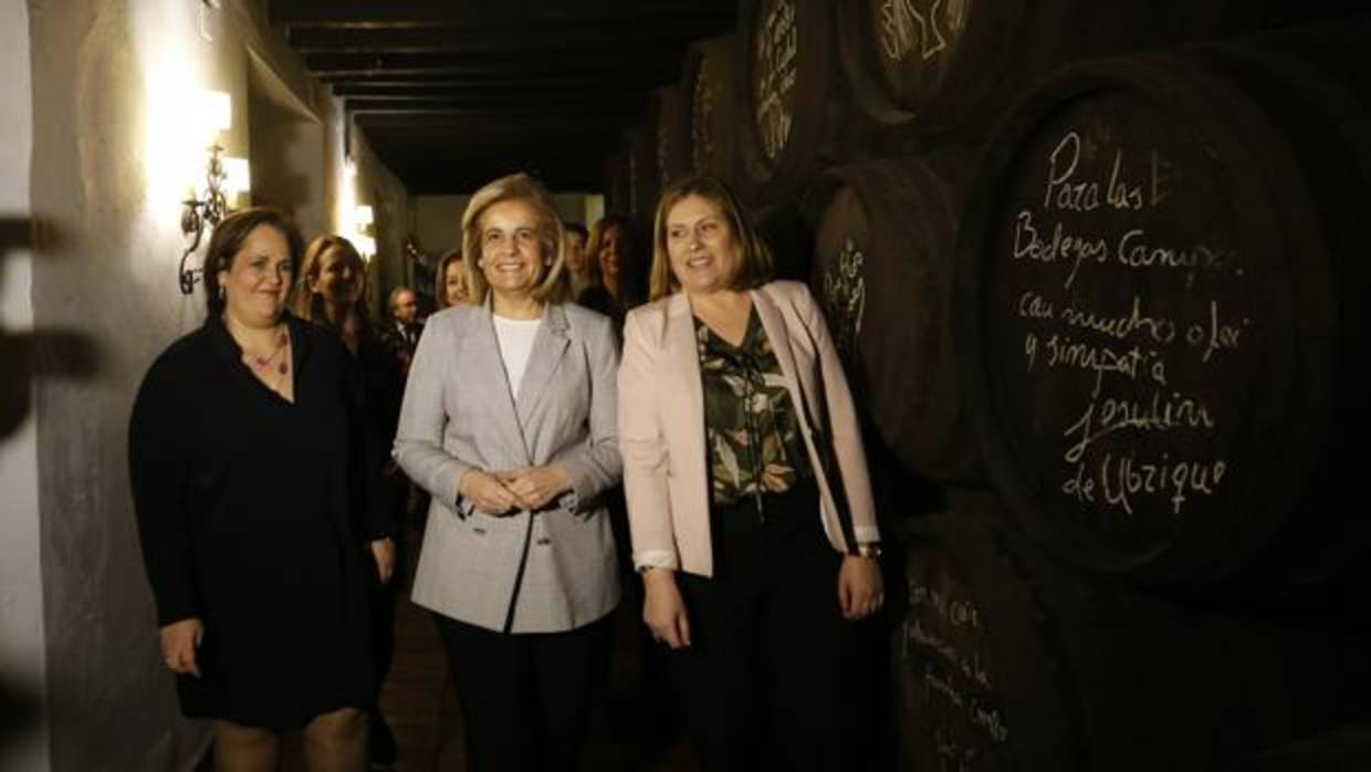 La ministra a su entrada en Bodegas Campos; a su derecha, Blanca Torrent