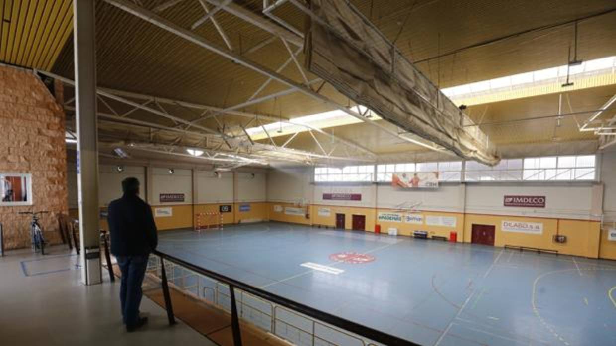 Un hombre mira la pista deportiva de la sala de barrio de Fátima, que gestiona Apademar