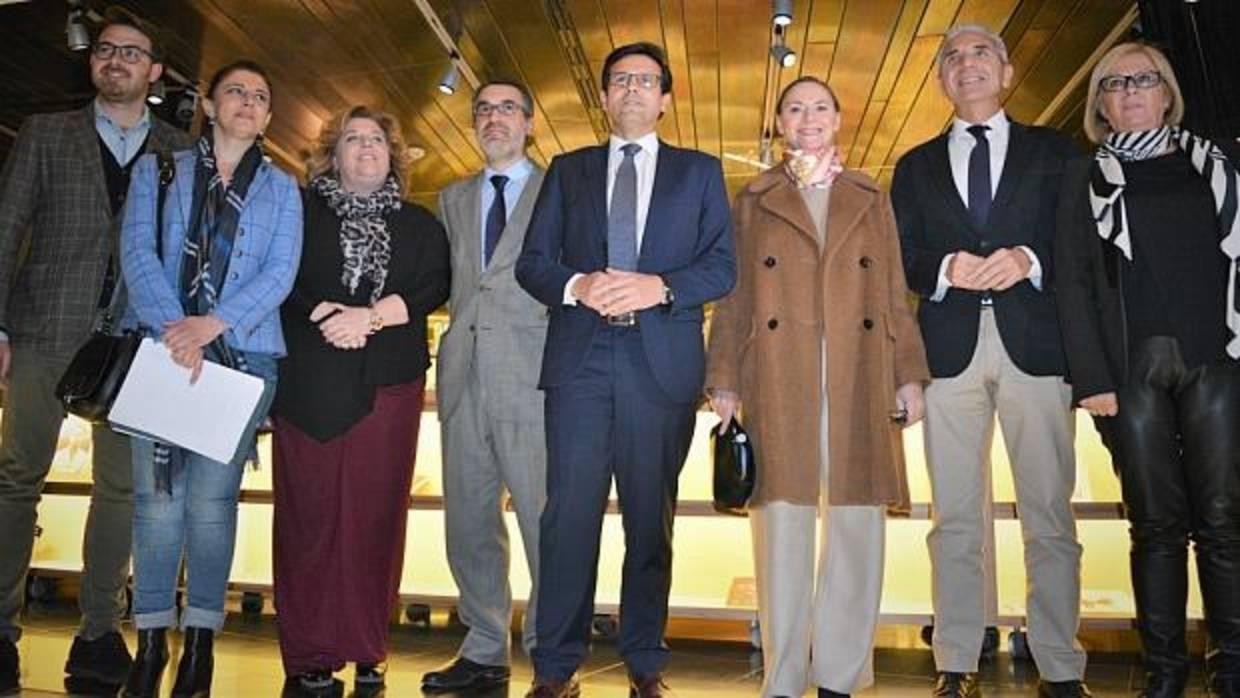 Representantes de las cuatro administraciones, con la sobrina del poeta, Laura García-Lorca.