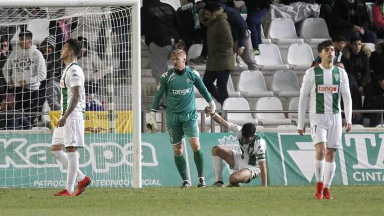 El equipo se lamenta durante los últimos minutos ante el Fútbol Club Barcelona B en El Arcángel