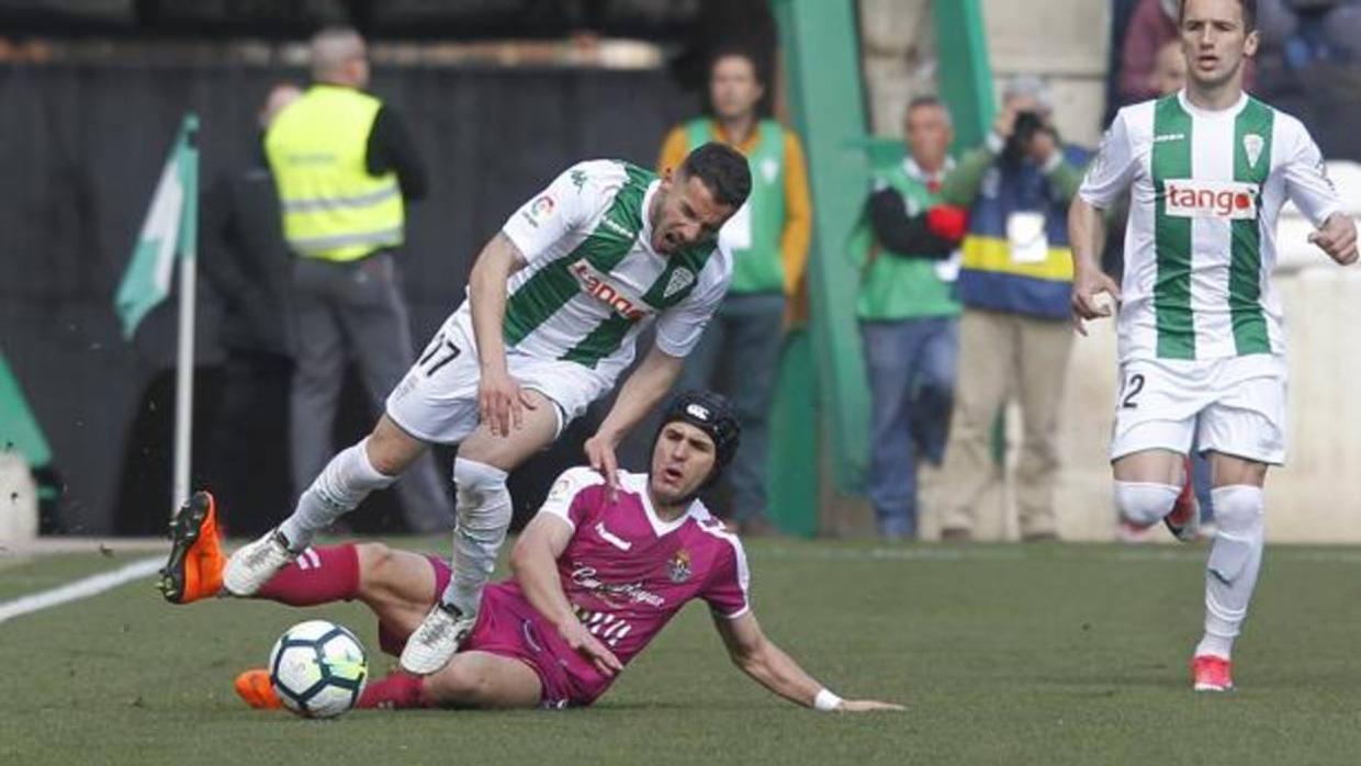 Fernández recibe la entrada de Luismi