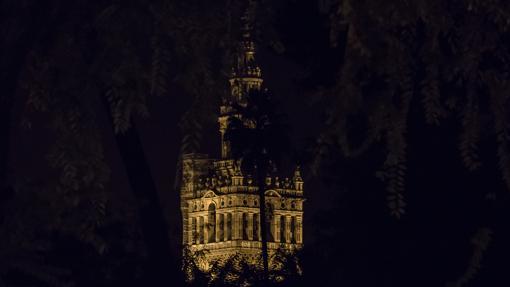 Visión nocturna de la Giralda de Sevilla