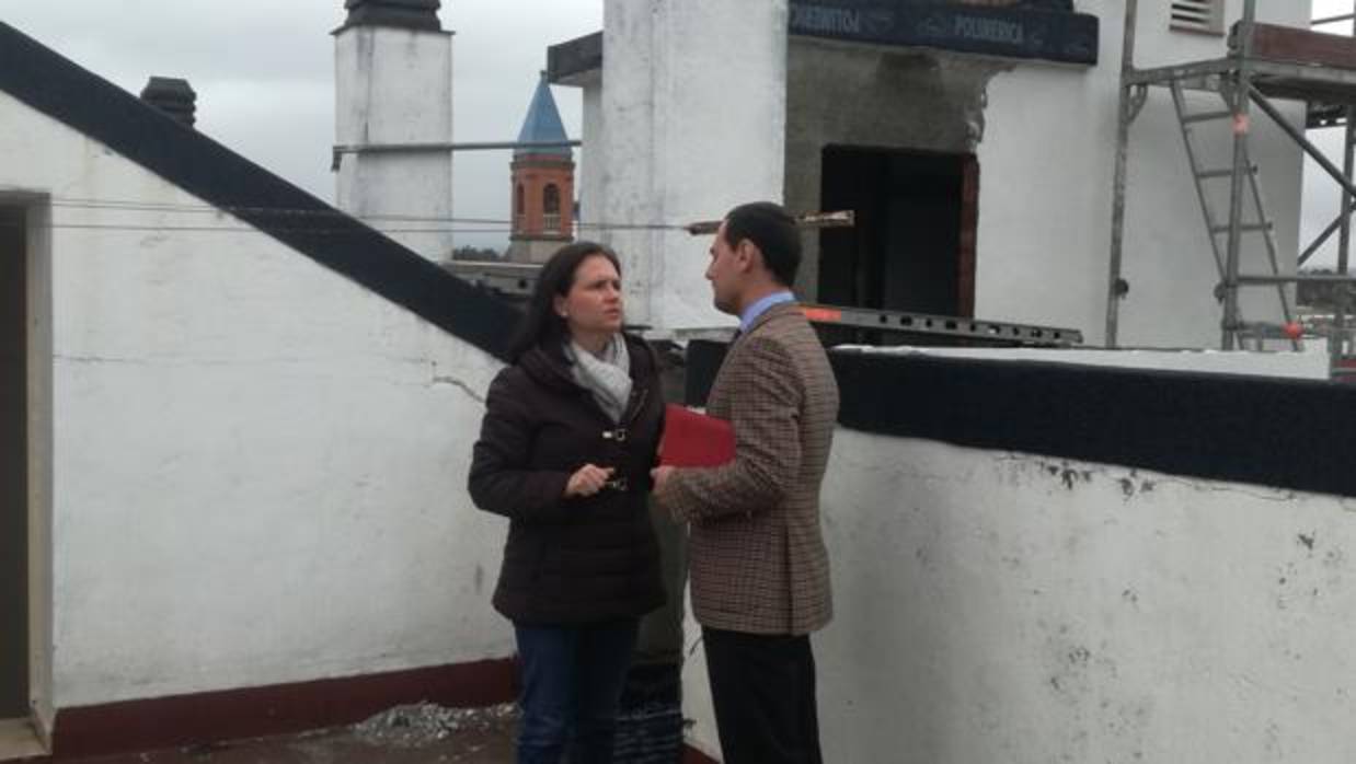 La delegada de Vivienda, hoy durante su visita a un bloque que está colocando ascensor con ayuda de la Junta