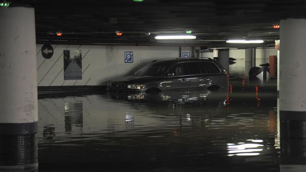 El intenso temporal que está sufriendo Málaga ha provocado el rescate a tres personas de un coche