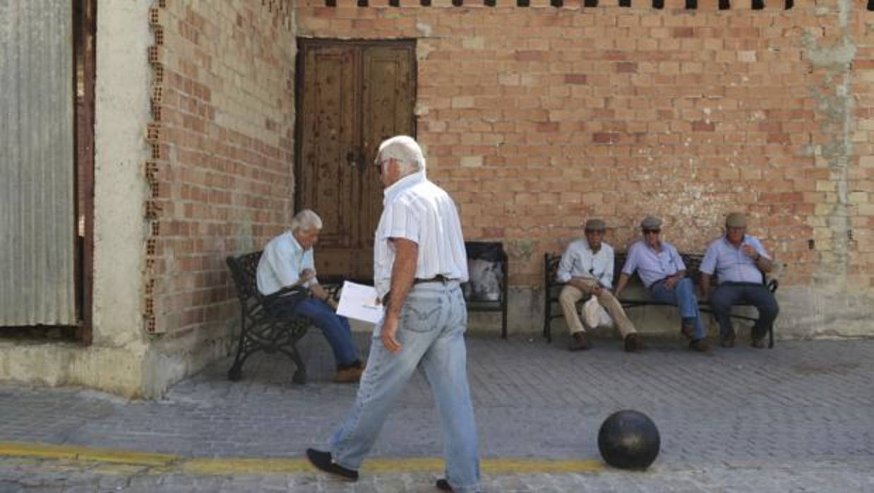 Un grupo de ancianos de un pueblo disfrutan de la jornada