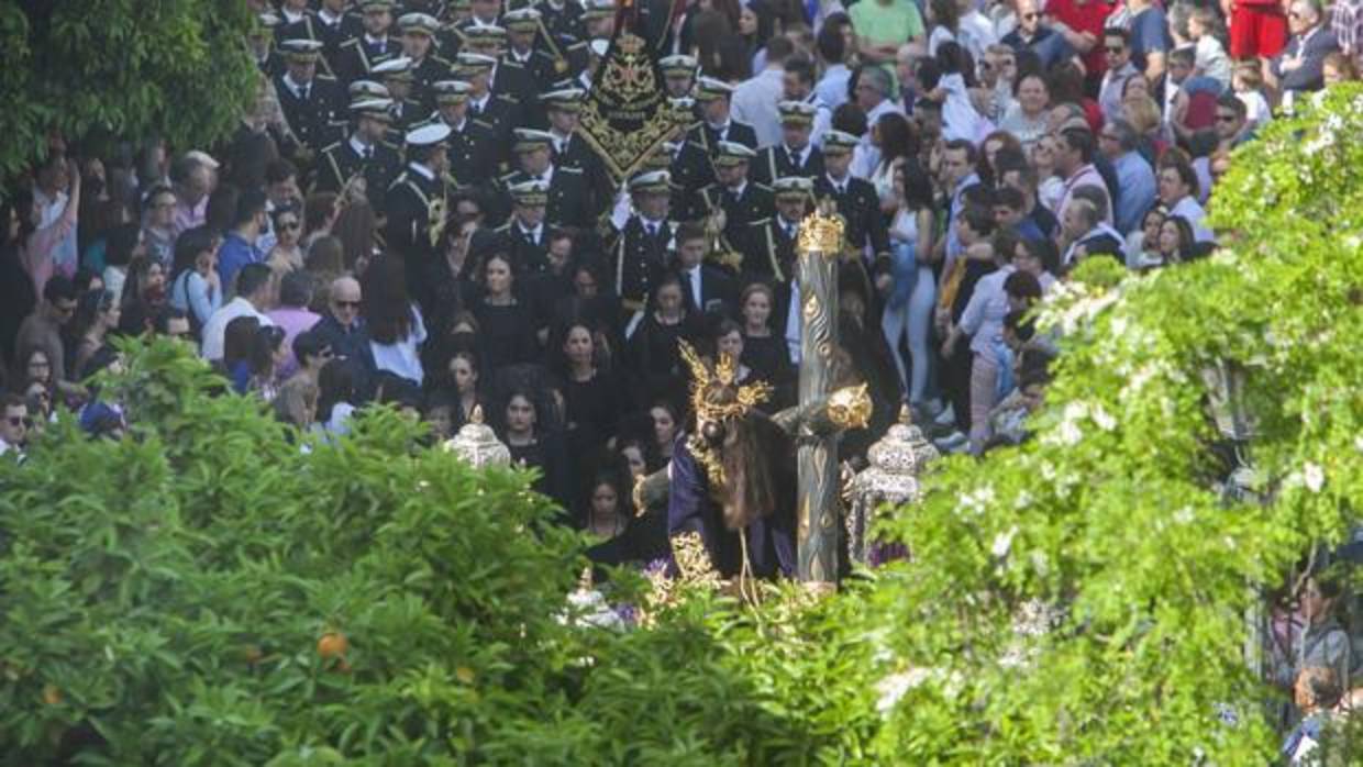 Jesús Caído, seguido por su banda, el Jueves Santo de Córdoba