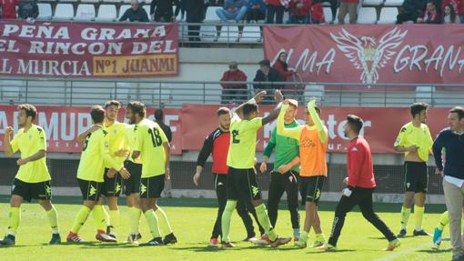 La plantilla del Córdoba B celebra la victoria en Murcia