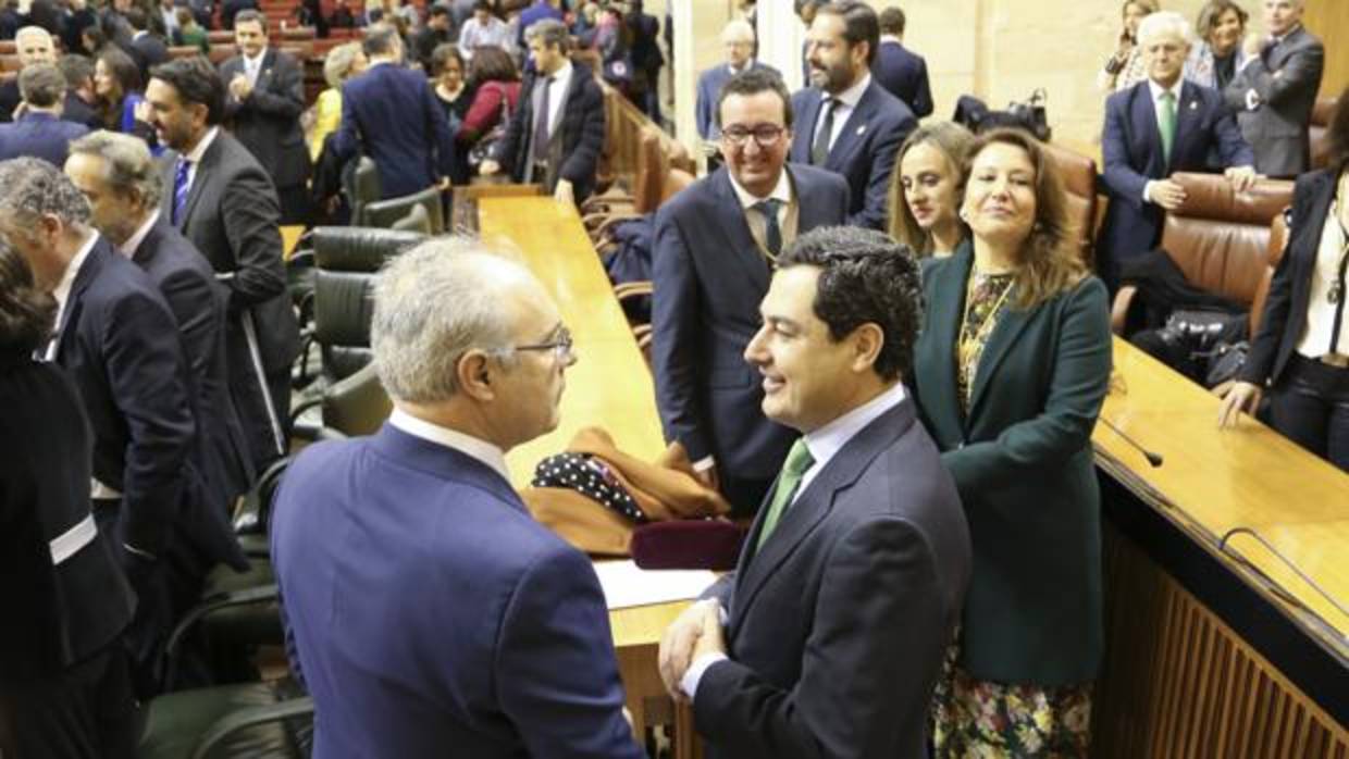 El líder del PP-A Juanma Moreno, a la derecha, charla con el presidente del Parlamento andaluz
