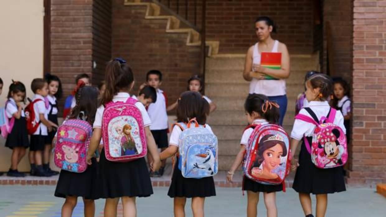 Primer día de colegio en un centro educativo de la capital