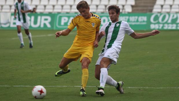 El Córdoba B empata ante el Club Deportivo Badajoz bajo la lluvia (1-1)