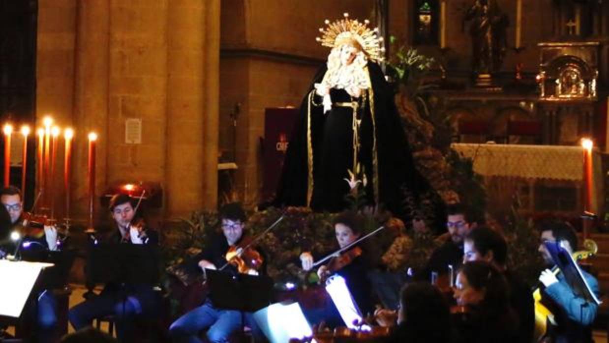 Músicos a los pies de la Virgen del Silencio de Córdoba, durante la interpretación del «Stabat Mater» de Pergolesi