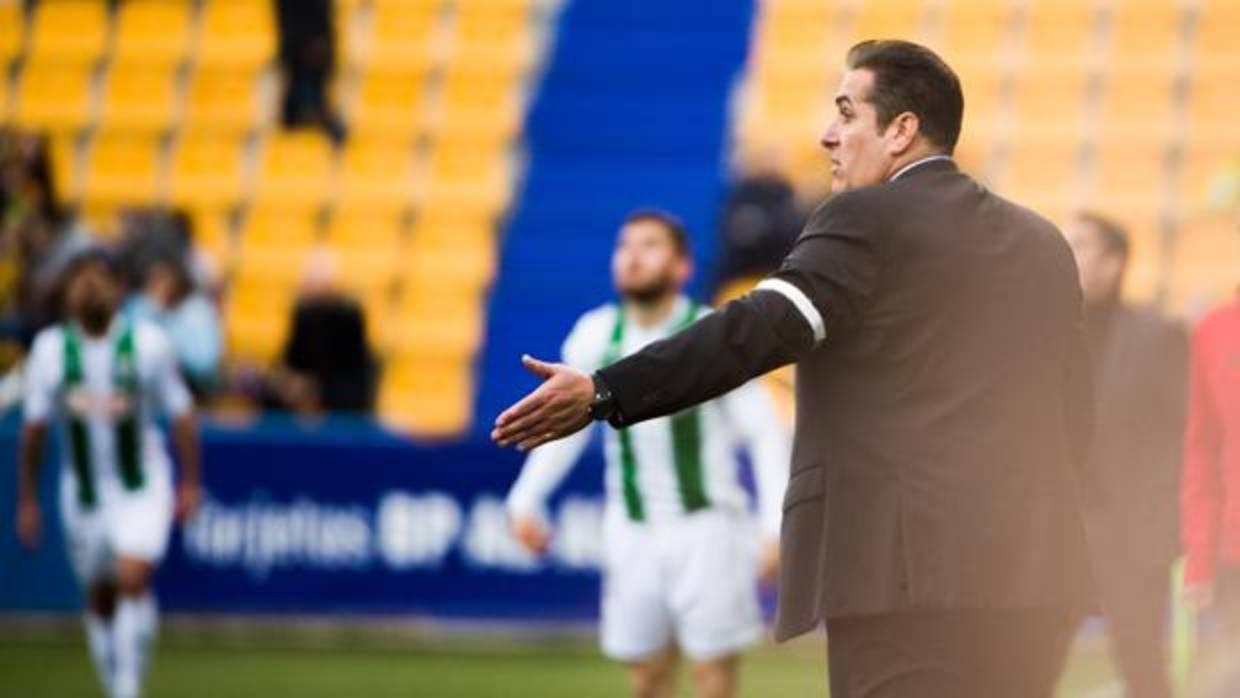 José Ramón Sandoval da indicaciones en el estadio de Santo Domingo