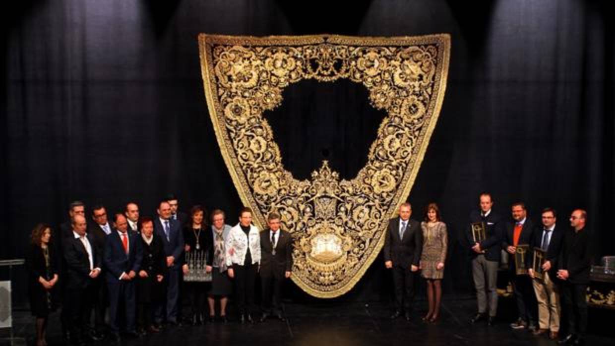 Acto de presentación de la restauración del manto de la Virgen de la Soledad