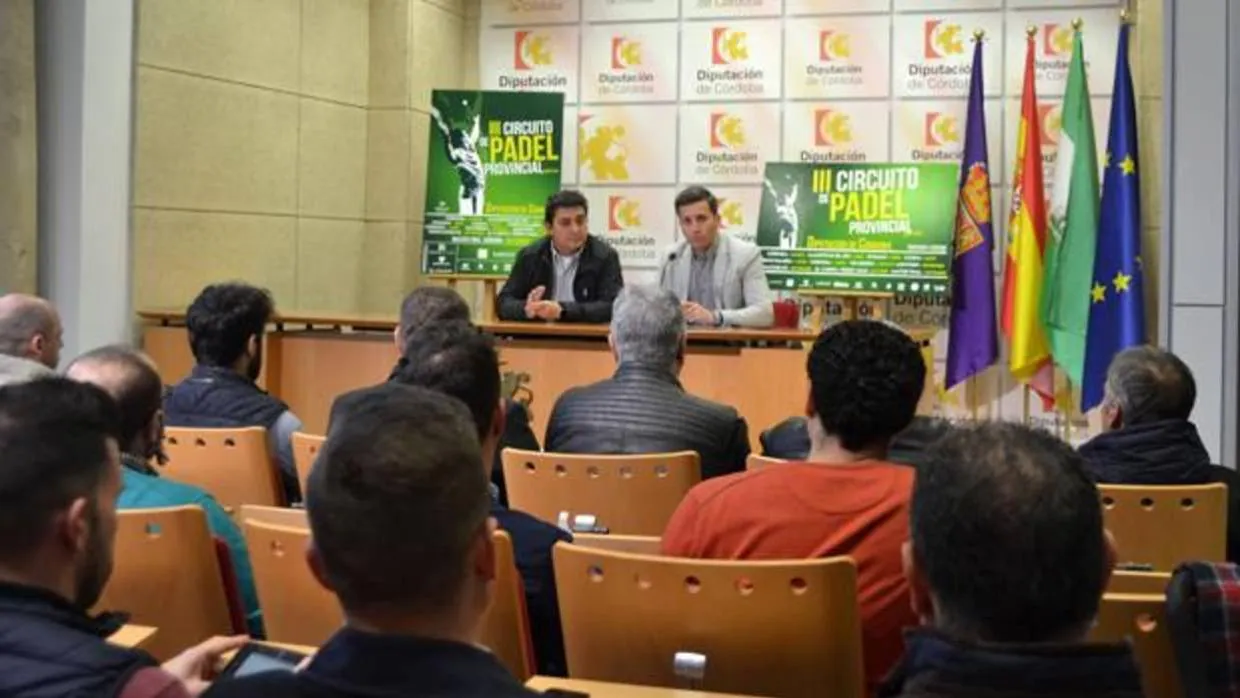 Autoridades y aficionados, durante la presentación del circuito de pádel de Córdoba