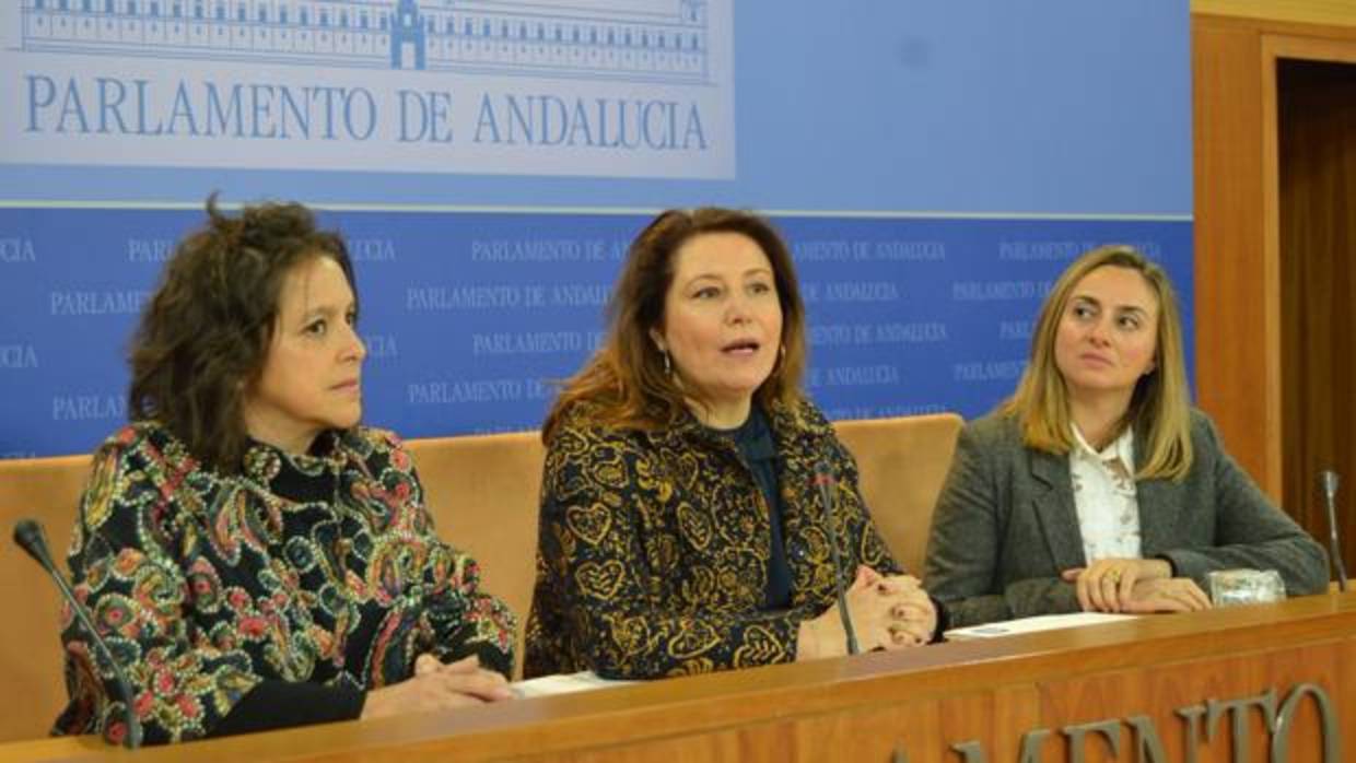 En el centro la portavoz del PP en Andalucía, Carmen Crespo