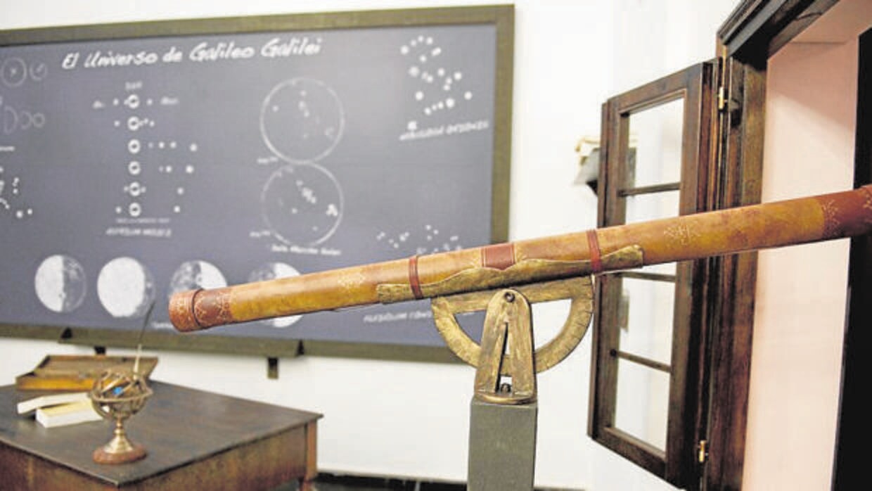 Telescopio de Galileo en una exposición sobre el científico italiano