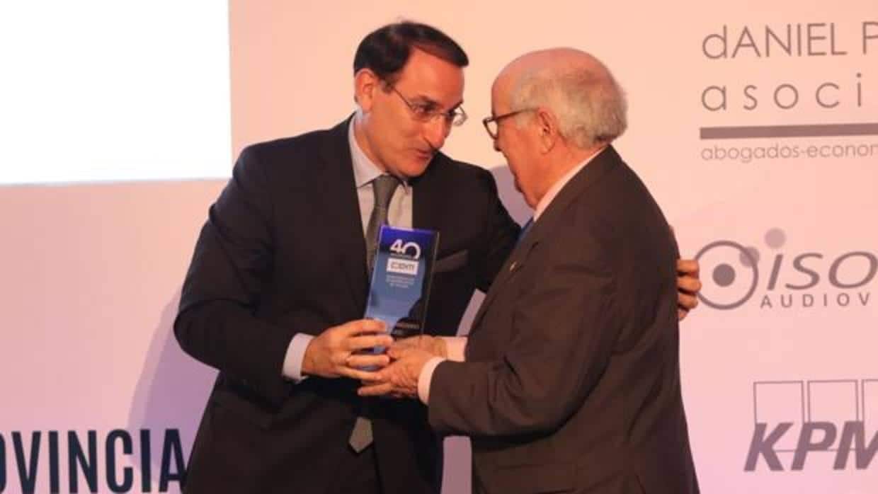 Javier González de Lara entrega uno de los reconocimientos a empresarios