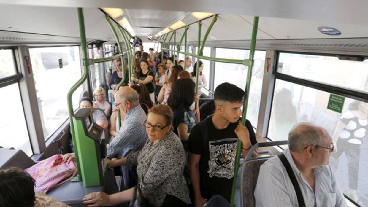 Viajeros en un bus de Aucorsa