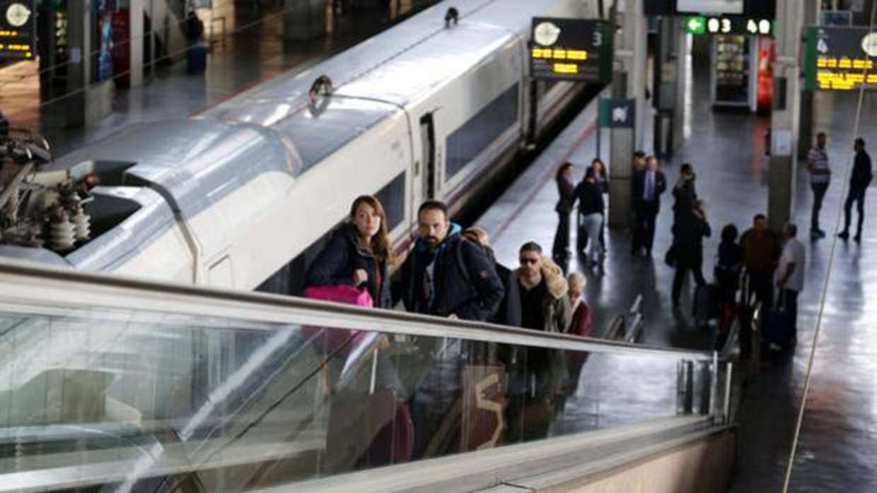 Viajeros en la estación de trenes de Córdoba