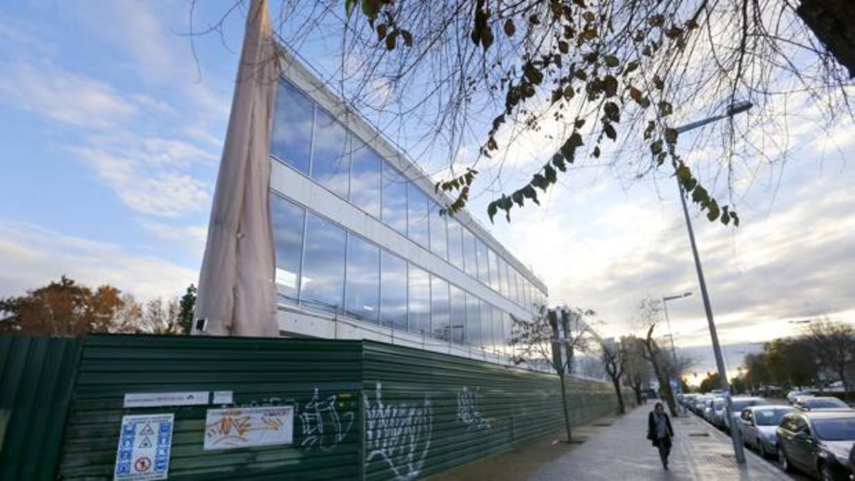 Edificio de la Biblioteca Pública del Estado, junto a los Jardines de la Agricultura de Córdoba